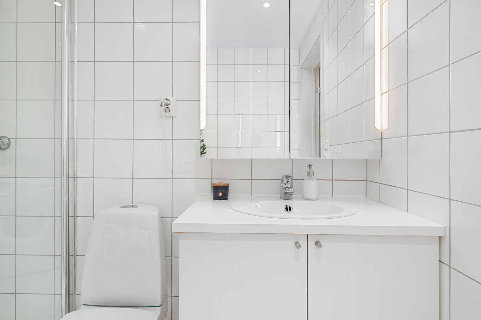Badet har opplegg til vaskemaskin, varme i gulv og downlights i tak Galleribilde