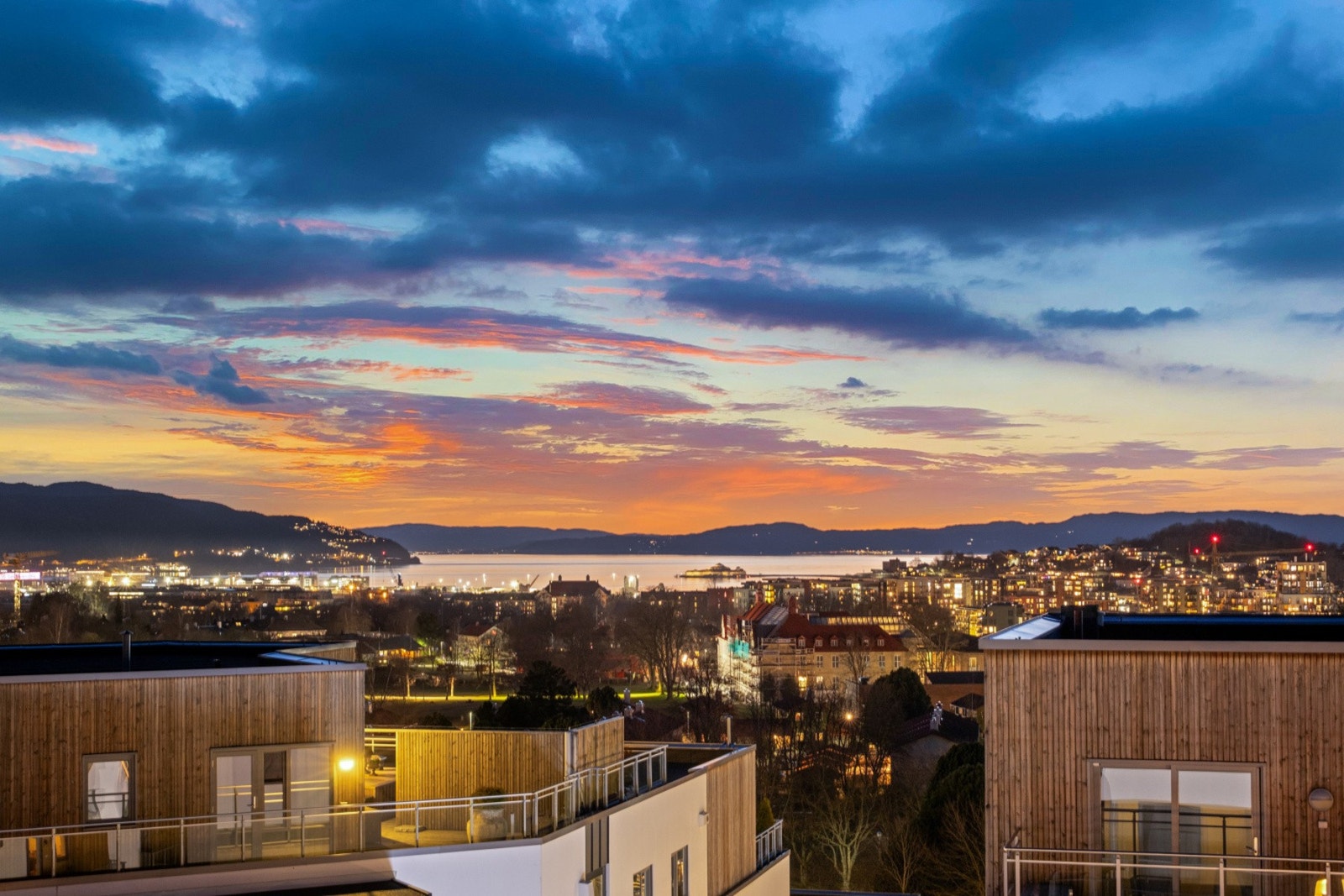 Kveldsstemning fra takterrassen med panoramautsikt - her får du både fjordglimt og byens lys i samme blikk. Galleribilde
