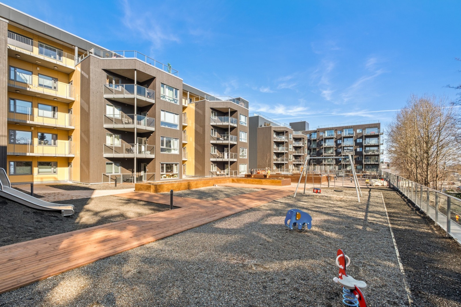 Lekkert fellesområde med lekeplass, benker og egne plantekasser - perfekt for både store og små. Galleribilde
