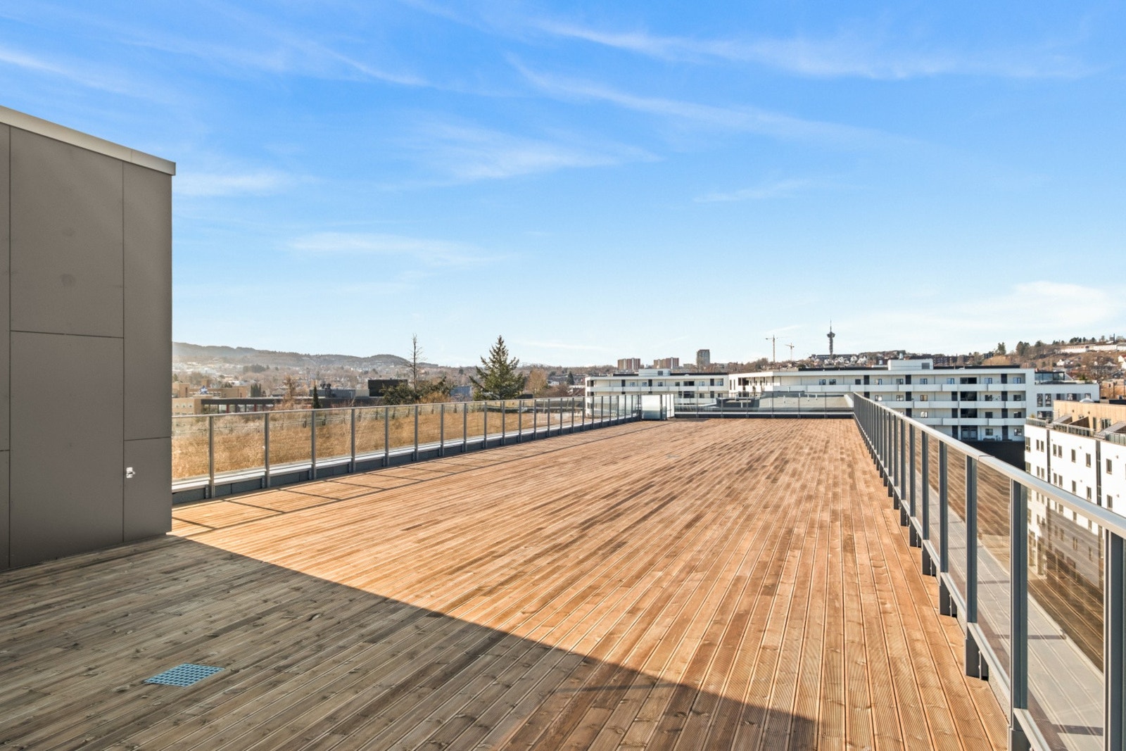 Åpen felles takterrasse med god plass til både avslapning og sosiale anledninger. Galleribilde