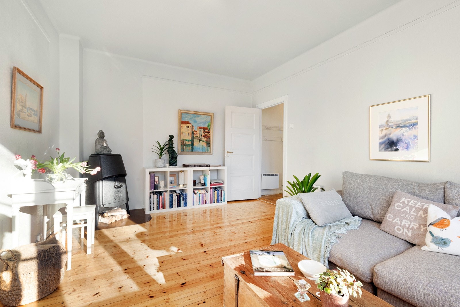 Lys og romslig stue med peisovn. Galleribilde