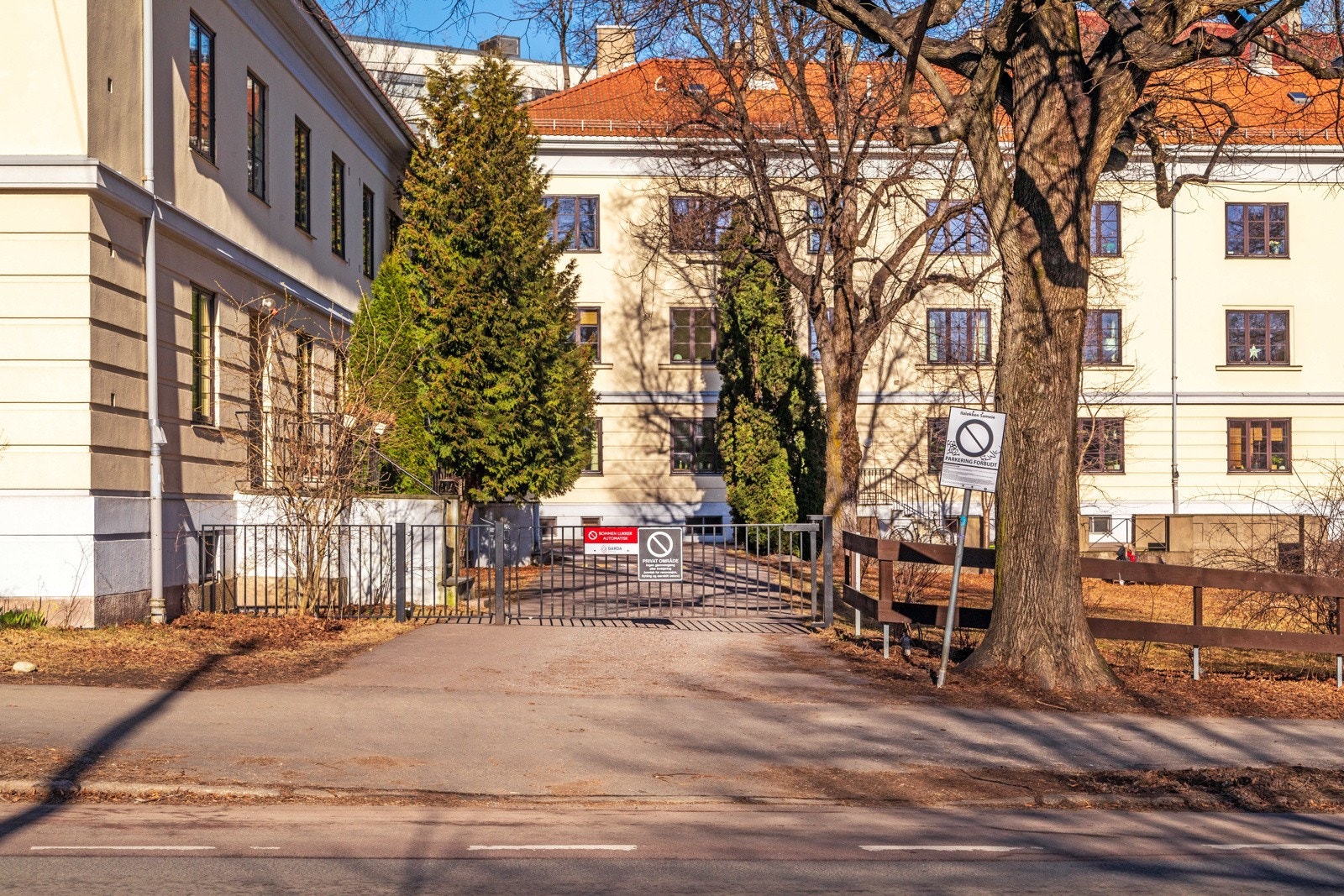 Innkjørsel gjennom port. Galleribilde