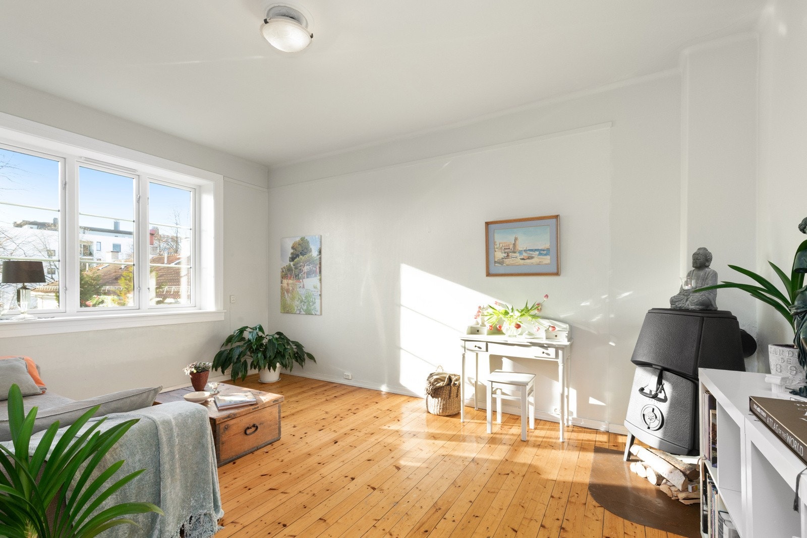 Lys og romslig stue med peisovn. Galleribilde