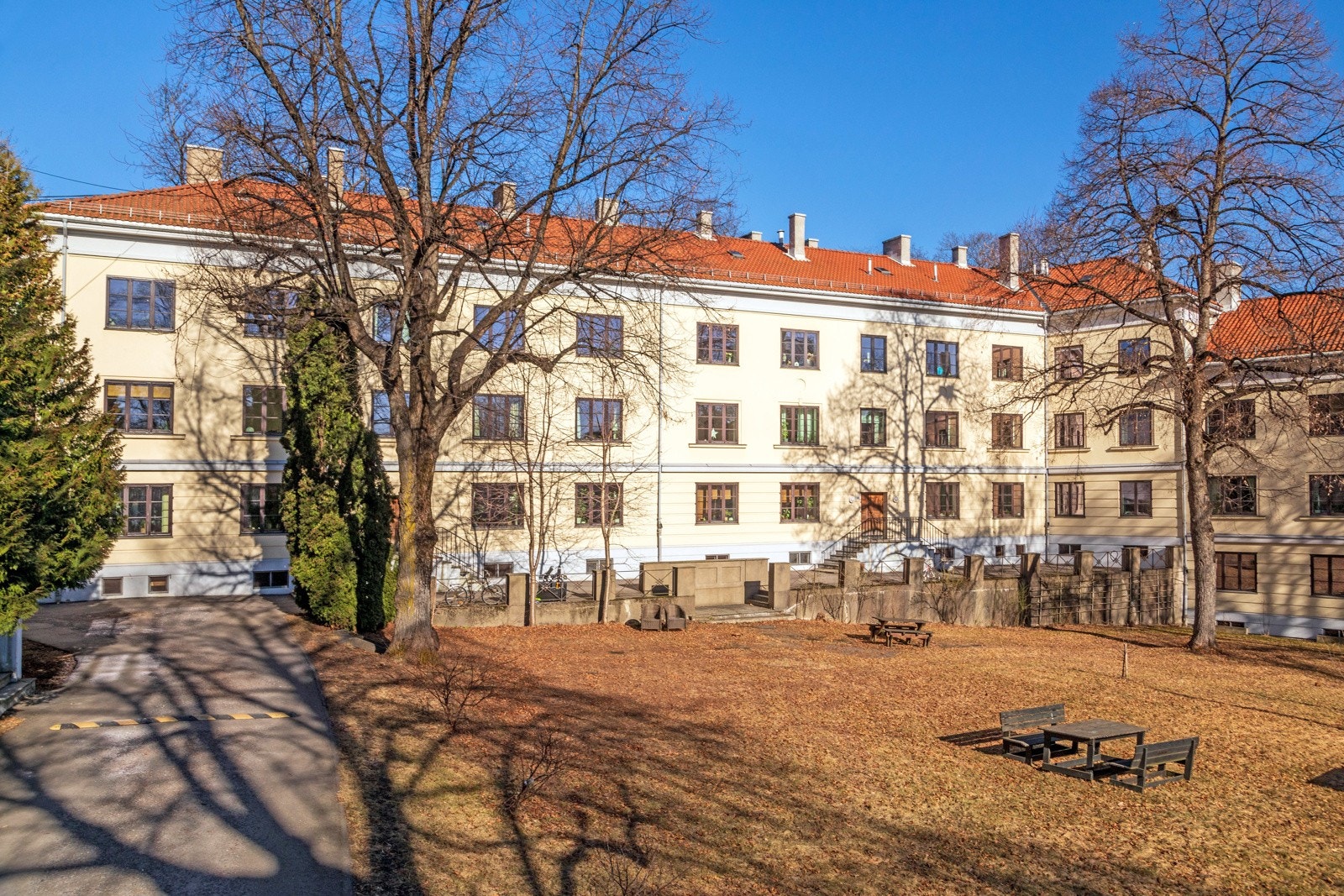 Veldrevet sameie med hyggelig bakhage for beboerne. Galleribilde