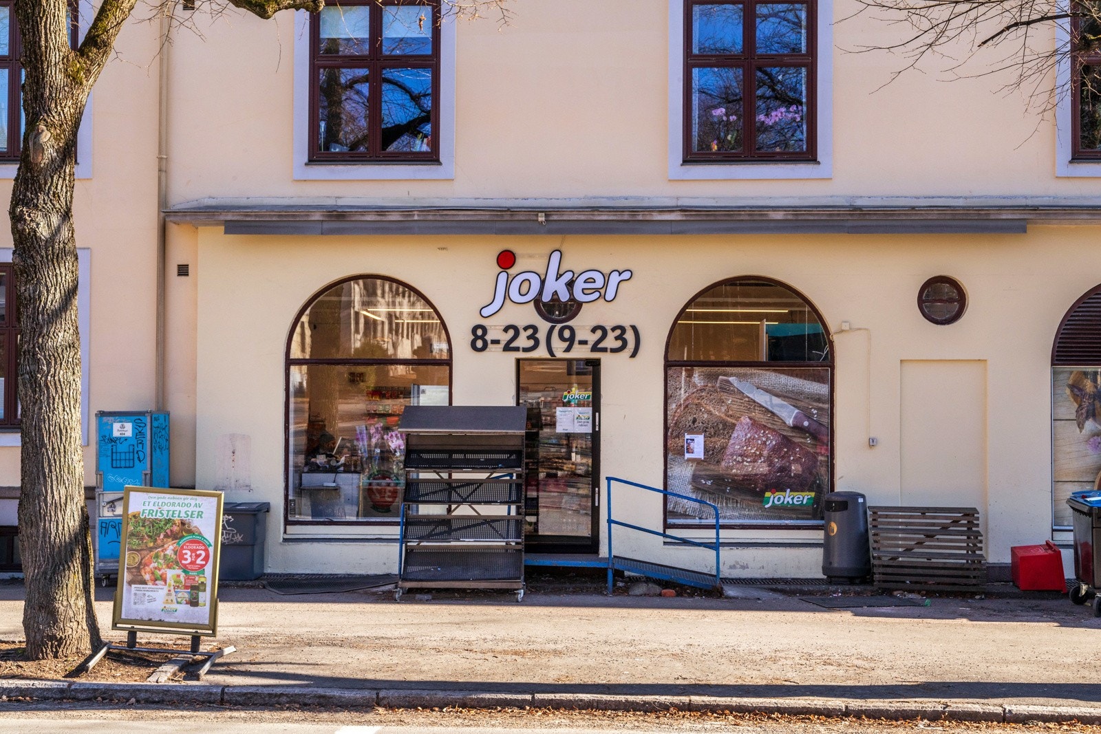 Dagligvarehandelen kan gjøres hos søndagsåpne Joker rett ved leiligheten. Galleribilde