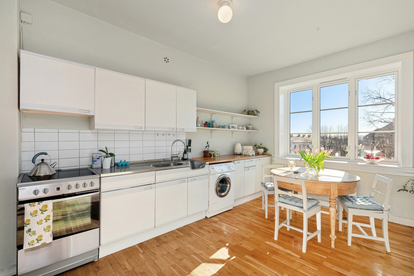 Separat kjøkken med plass til spisegruppe. Opplegg for vaskemaskin. Galleribilde