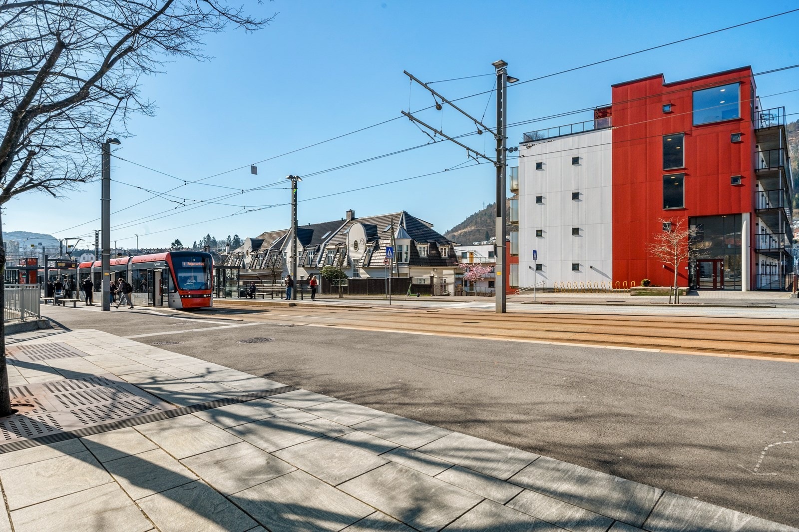 - Bybanen, som ligger like ved, tar deg rask og enkelt til sentrum eller i retning Bergen lufthavn. Her finner du også Bybanen linje 2 - Galleribilde