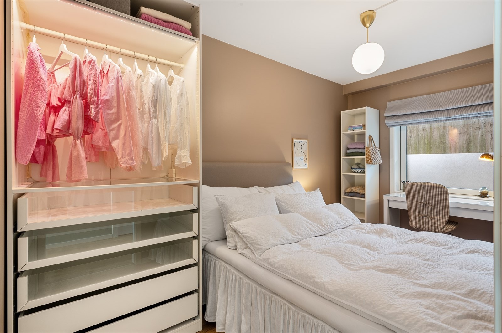 - Her er det god plass til garderobe, seng og annet møblement - Galleribilde