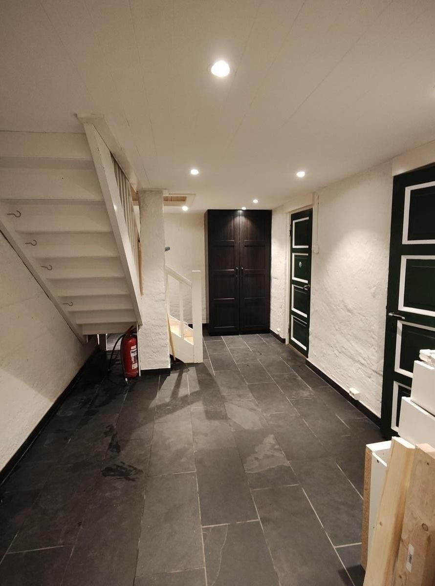 Stor entré med lagringsplass eller ekstra oppholdsrom Galleribilde