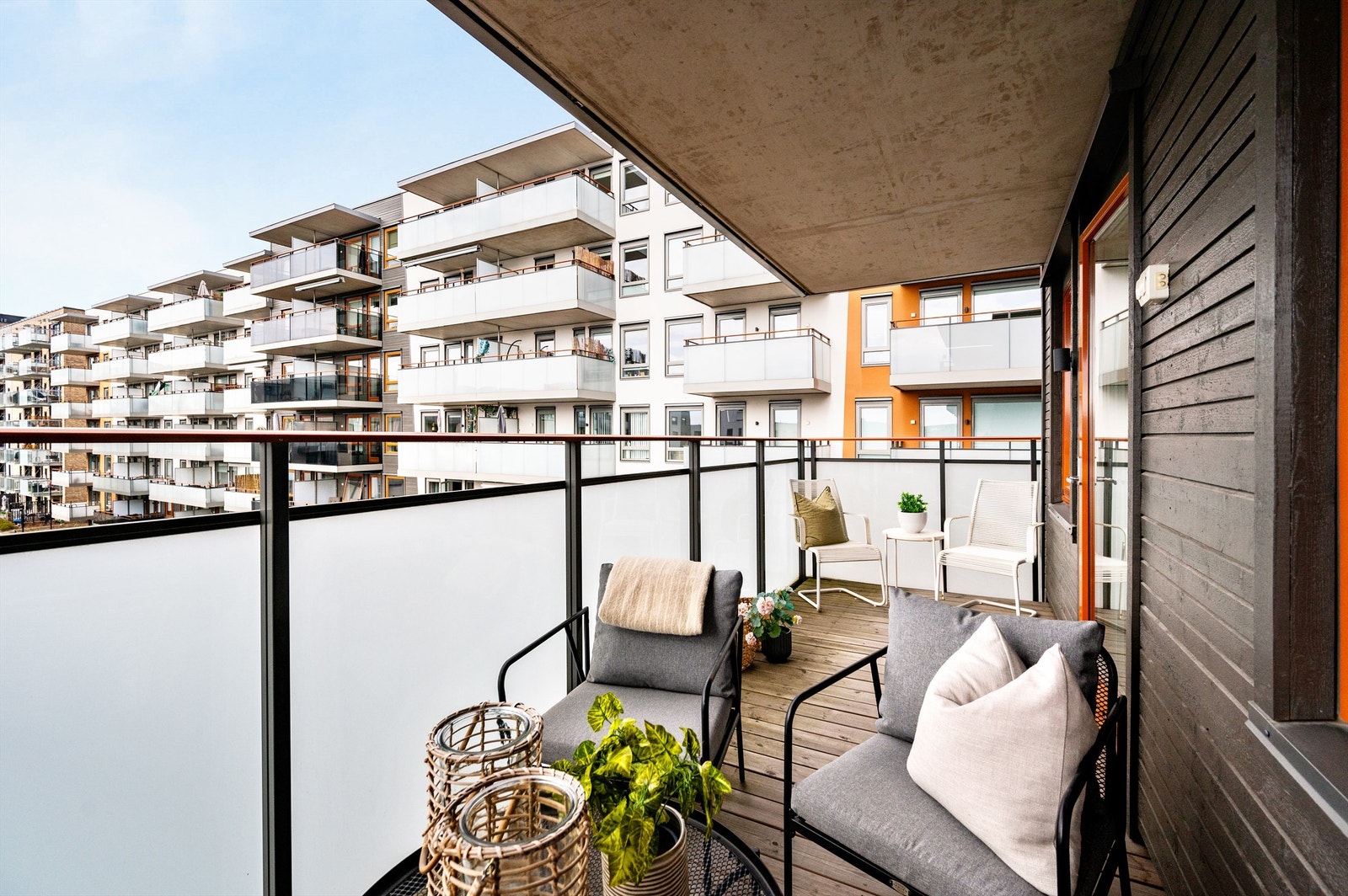 Fra stuen har du utgang til en solrik vestvendt balkong Galleribilde