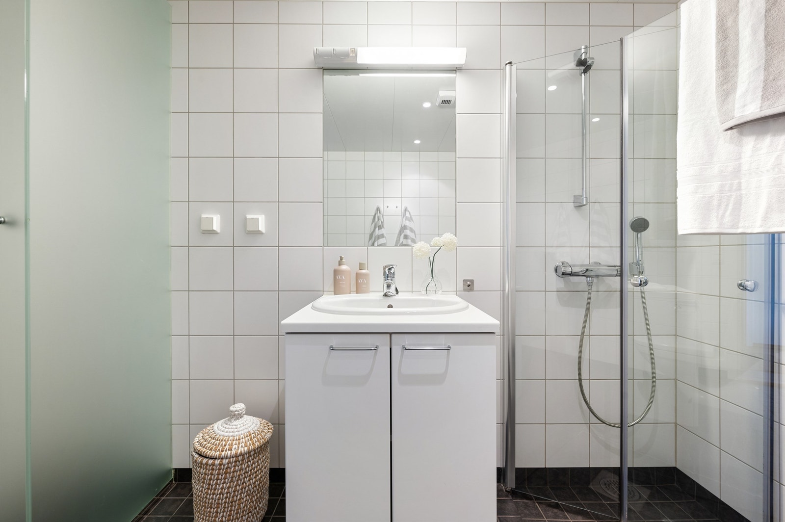 Her er det blant annet opplegg for vaskemaskin, dusjhjørne med glassdører, varmekabler i gulv og tørkeskap Galleribilde