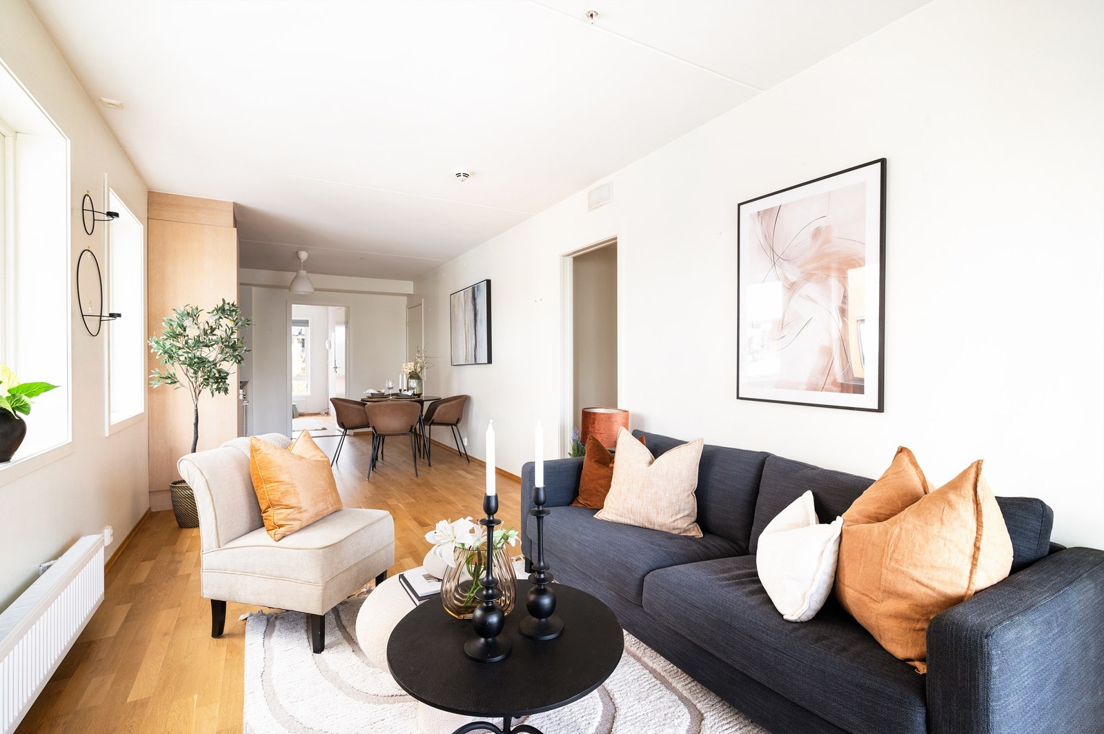 Stuen har naturlig sone for sofa og spisebord Galleribilde