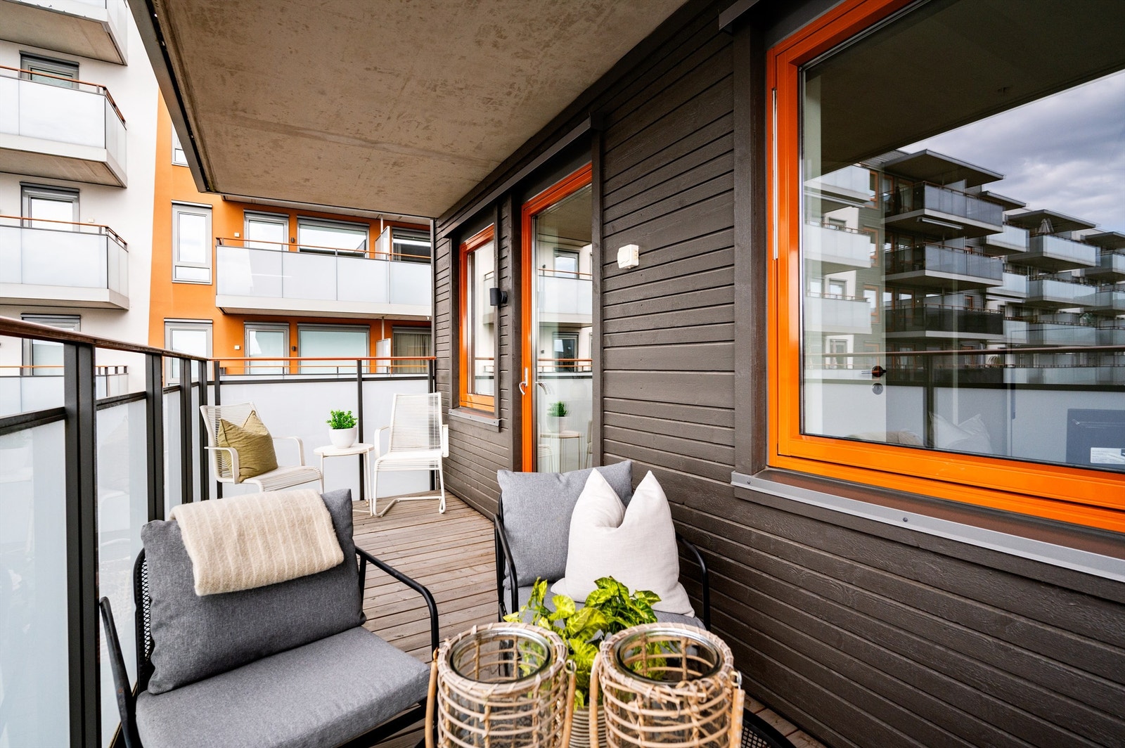 Her er det god plass til ulike sittegrupper, grill mm Galleribilde