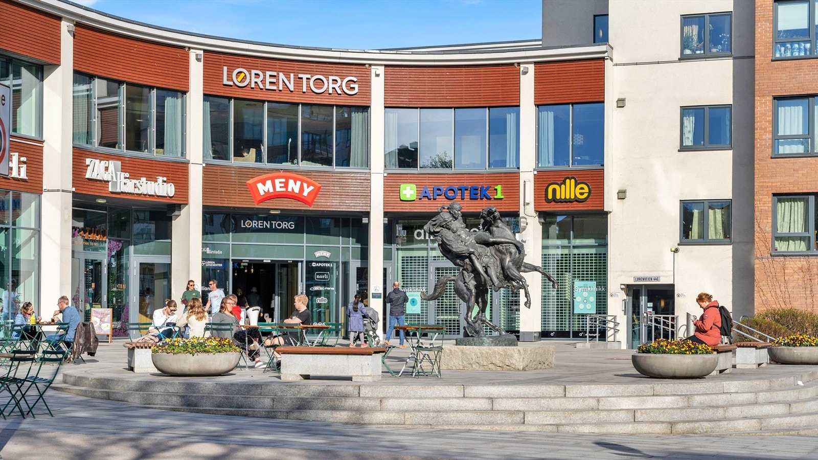 Løren er et område som har vært i stor vekst senere år. Her finner du et bredt utvalg av butikker, caféer mm Galleribilde