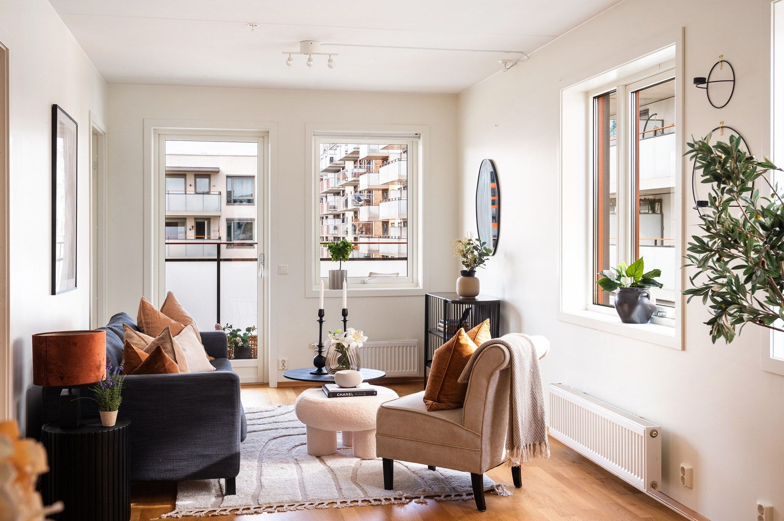 Hjørnebeliggenheten bidrar til mye naturlig lys Galleribilde