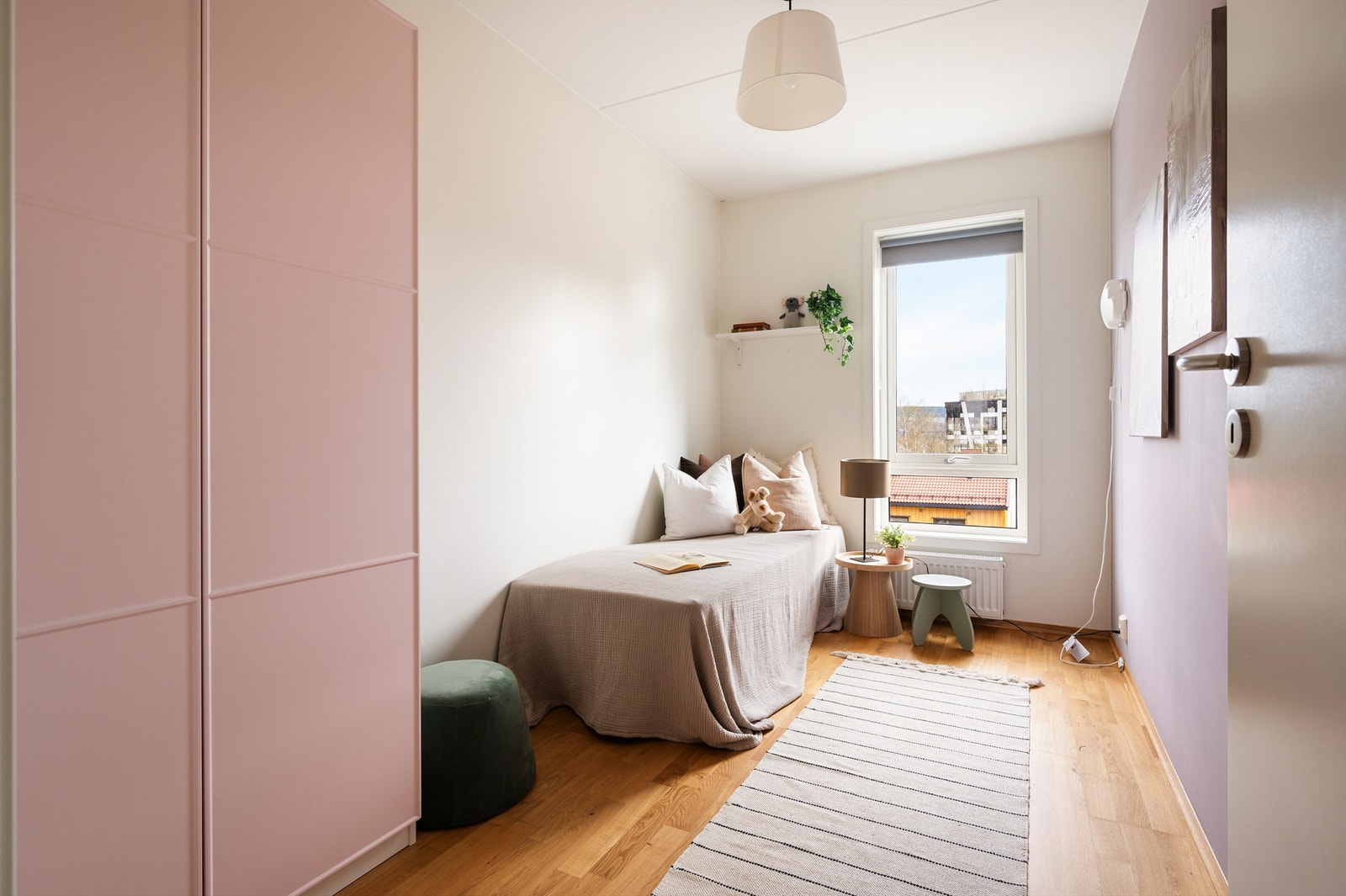 Soverom nr to har også god størrelse og samme hyggelige utsyn Galleribilde