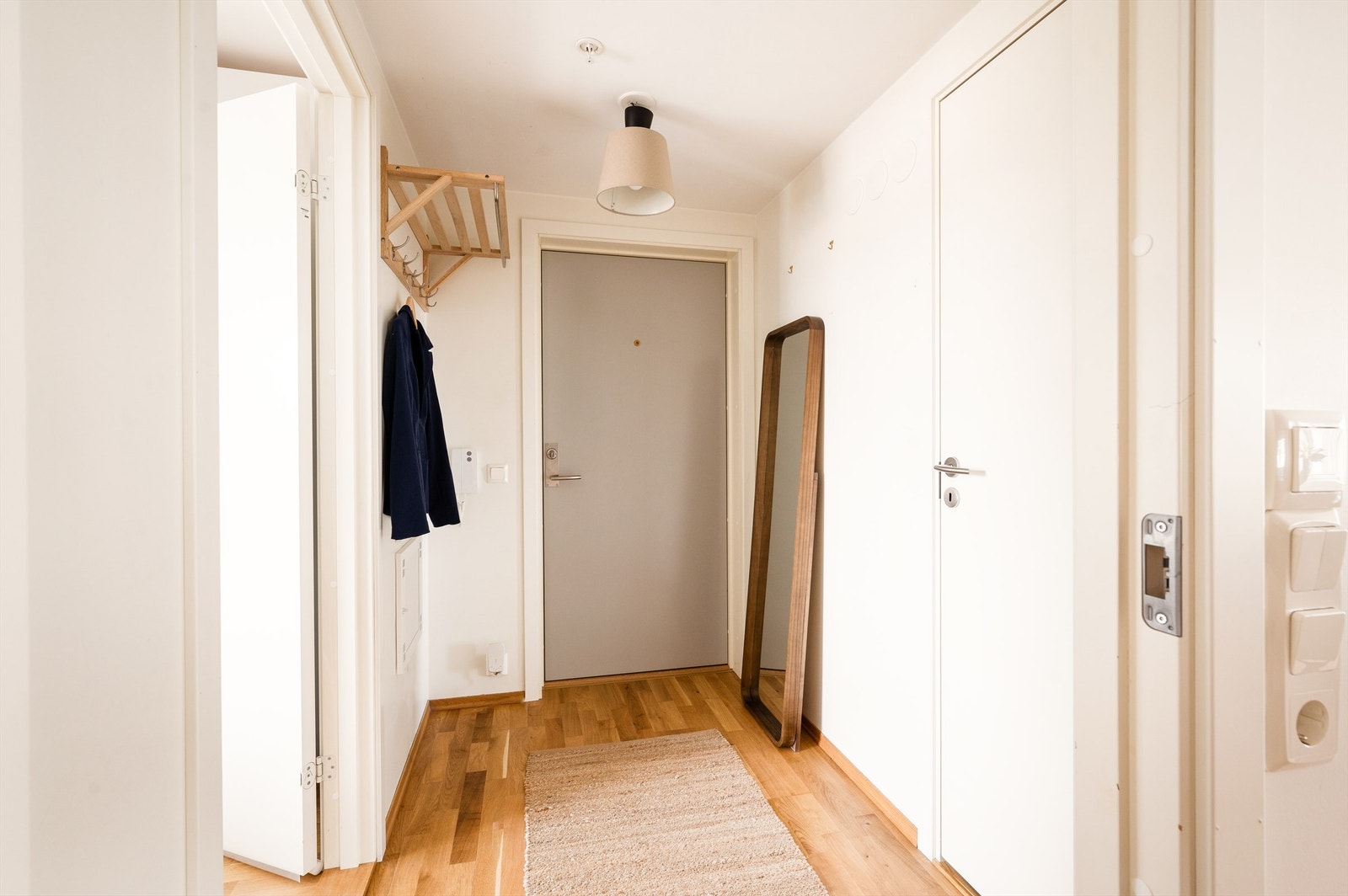 Romslig entré Galleribilde