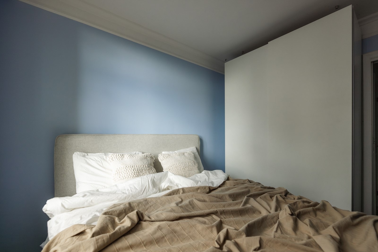 - Medfølgende garderobeskap praktisk plassert langs ene veggen - Galleribilde