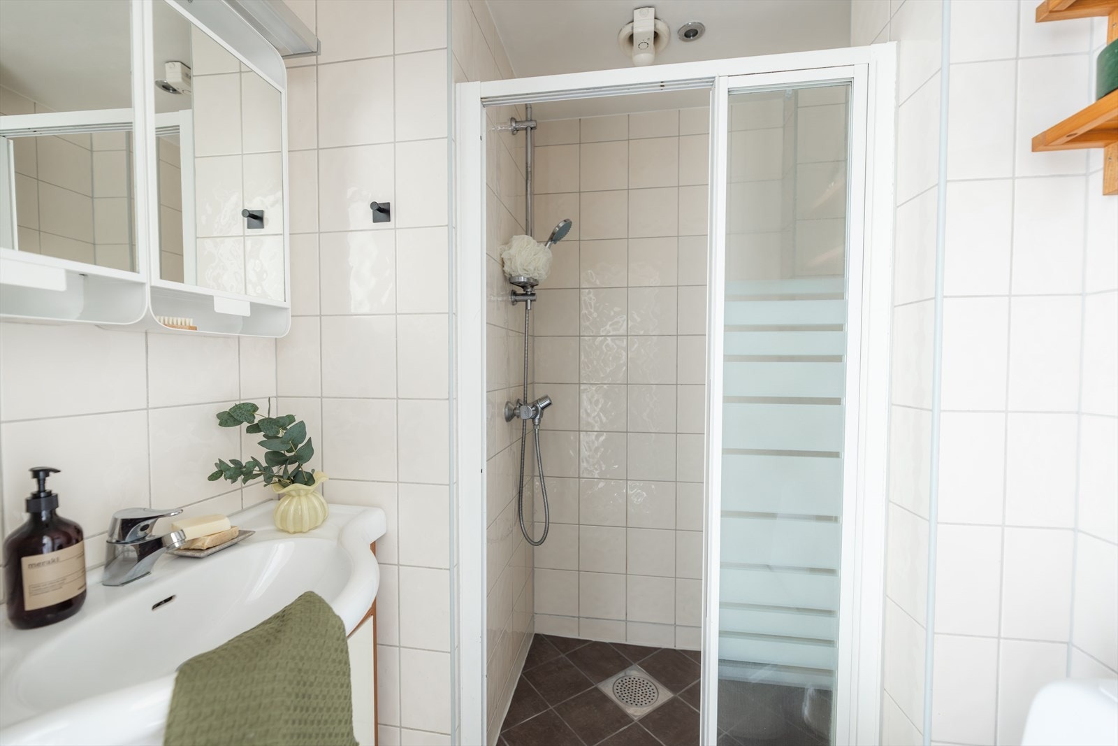 - Baderom pusset opp i 2005 med praktisk dusjhjørne. Oppgradert med nye varmekabler og gulvfliser i 2017 - Galleribilde