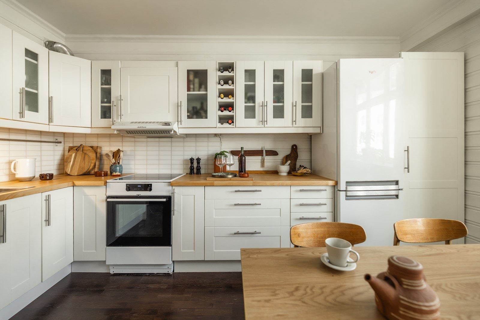 - Meget velholdt og pen innredning med god skap- benkeplass - Galleribilde