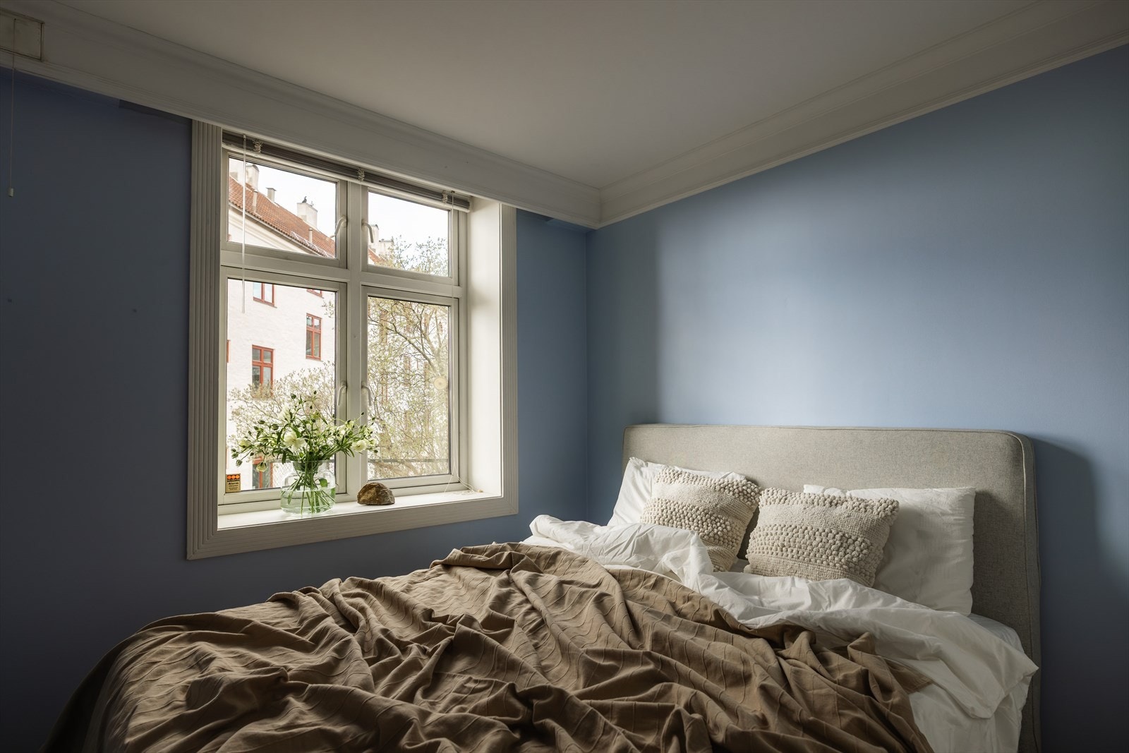 - Soverommet er nymalt i en delikat farge og vender mot rolig bakgård - Galleribilde