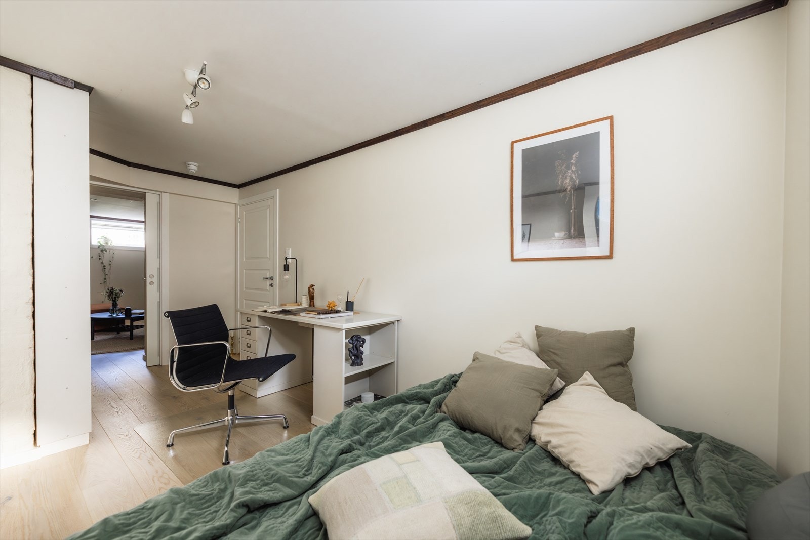 - Rommet har god størrelse som gir god plass til dobbeltseng og kontorpult - Galleribilde