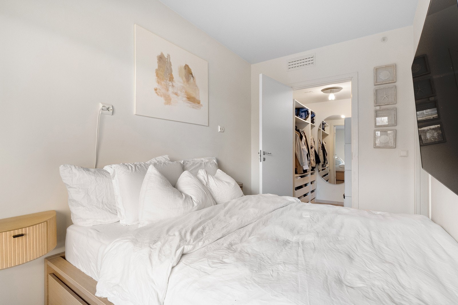 Soverom med walk in garderobe Galleribilde