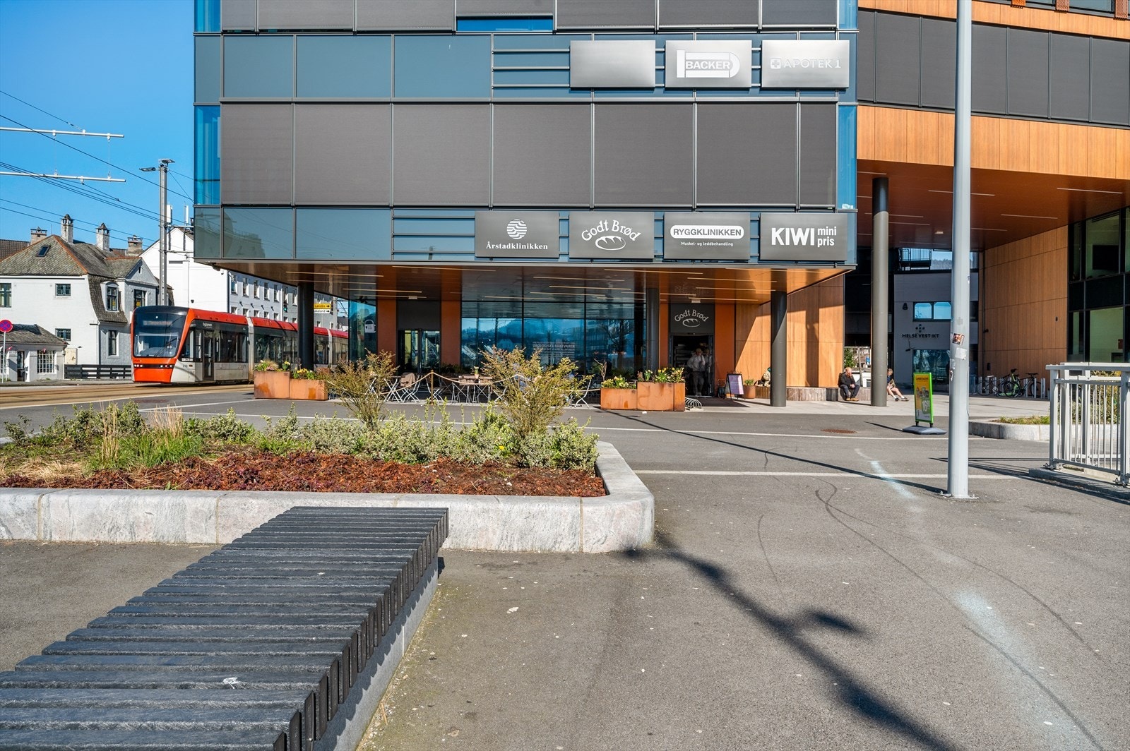 - Det er også 2 min gange til Kiwi og Godt Brød - Galleribilde