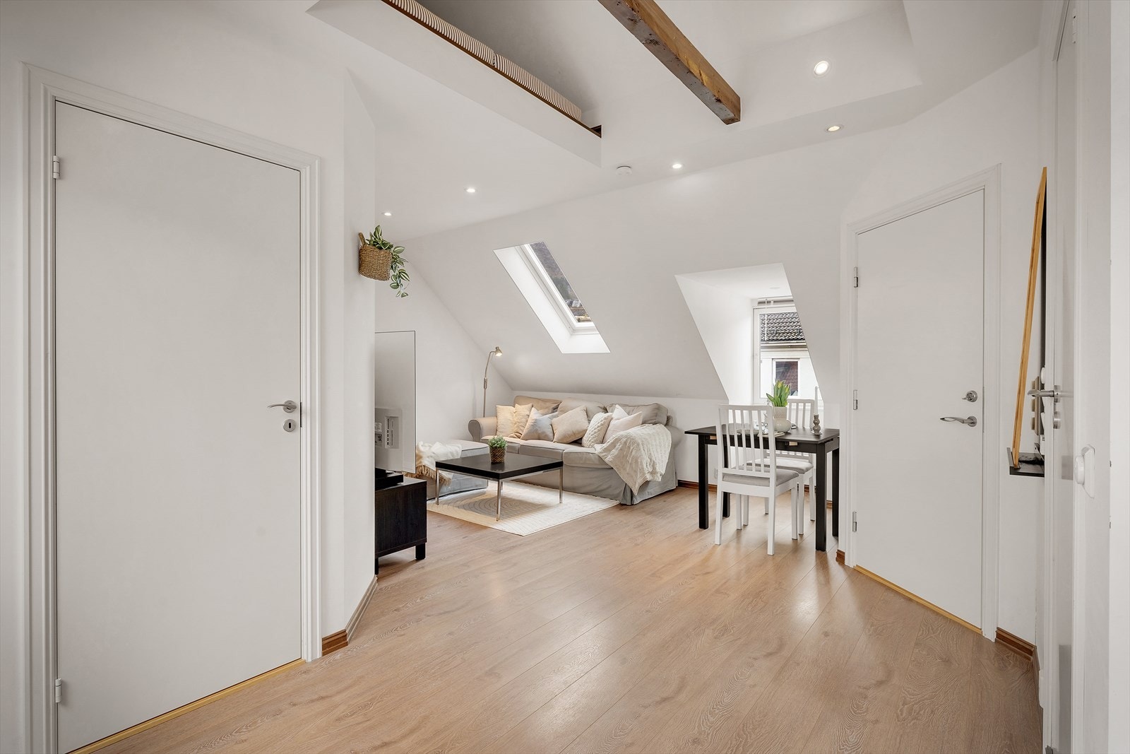 - Her har man plass til sofagruppe og spisebord i ulike soner - Galleribilde