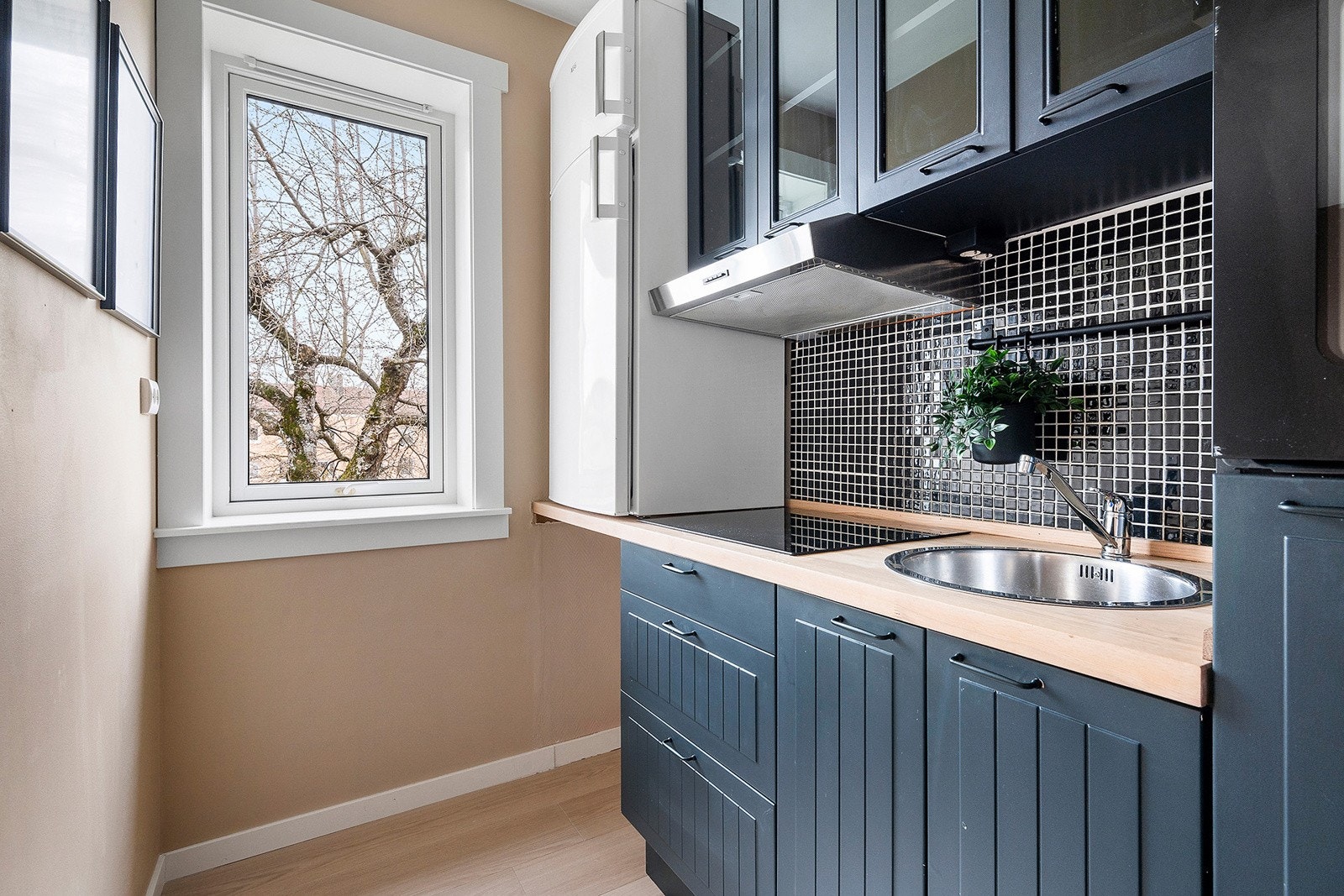 Integrert stekeovn og platetopp. Frittstående kjøleskap med fryser medfølger Galleribilde