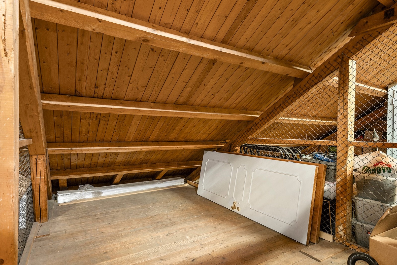 Leiligheten disponerer en loftsbod på ca 4 m2 (gulvareal (GUA) på ca 11 m2) Galleribilde