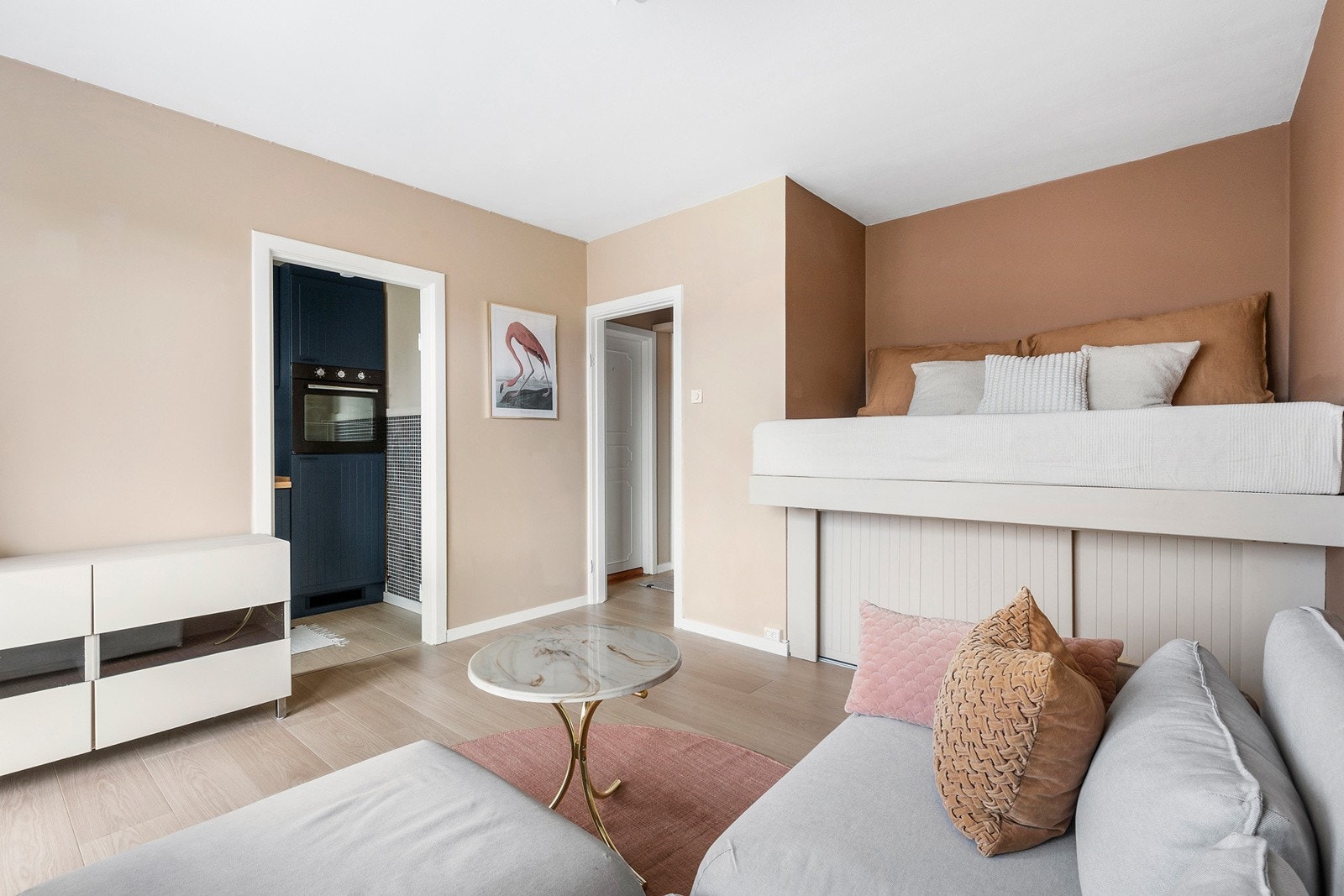 Flott plassbygget seng med oppbevaring under Galleribilde