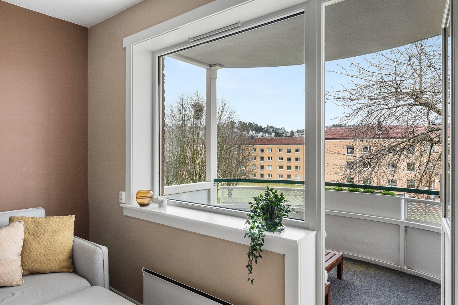 Store vindusflater som gir godt med dagslys Galleribilde