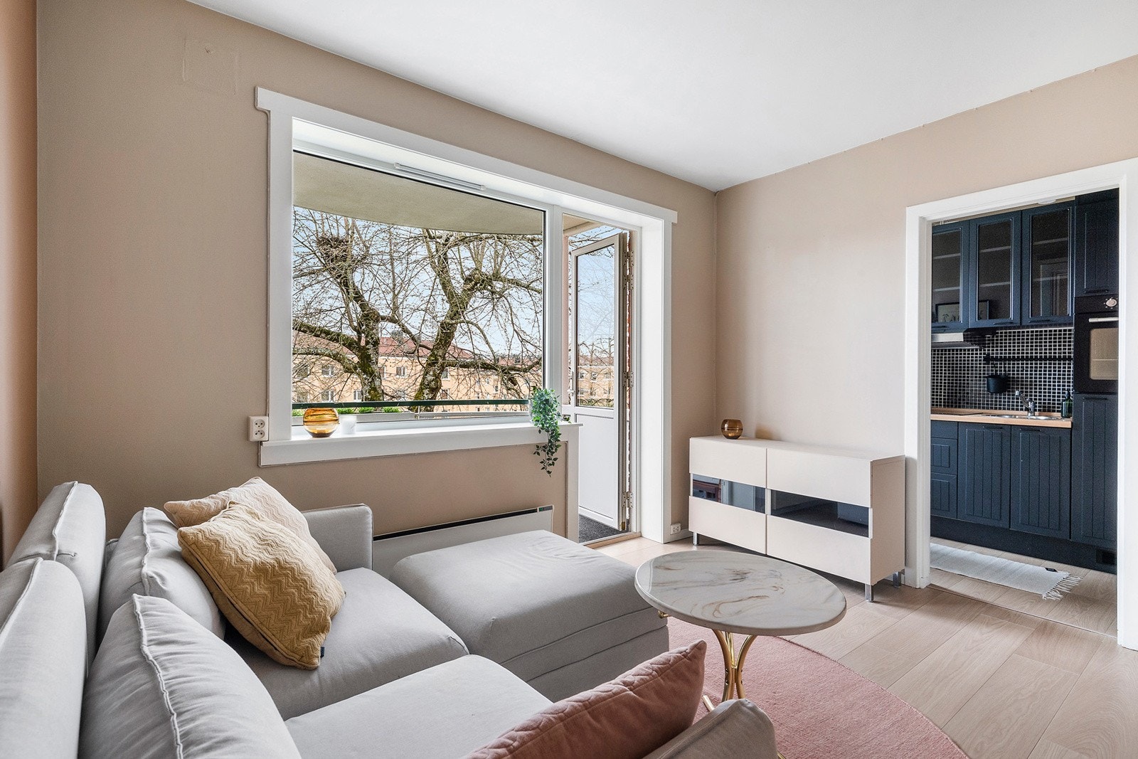 Store vindusflater med gode lysforhold Galleribilde