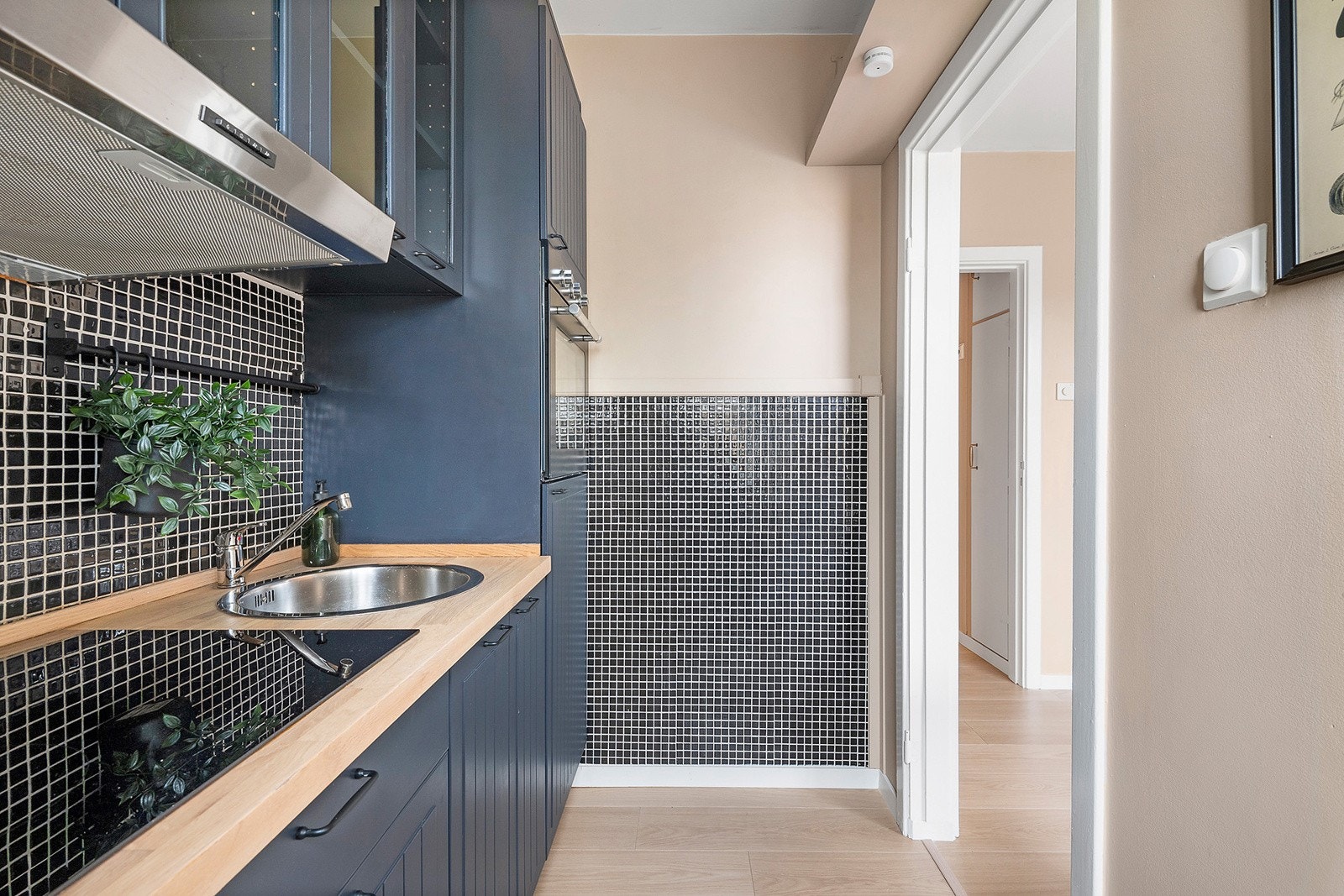 Kjøkken med profilerte fronter. Benkeplate av tre Galleribilde