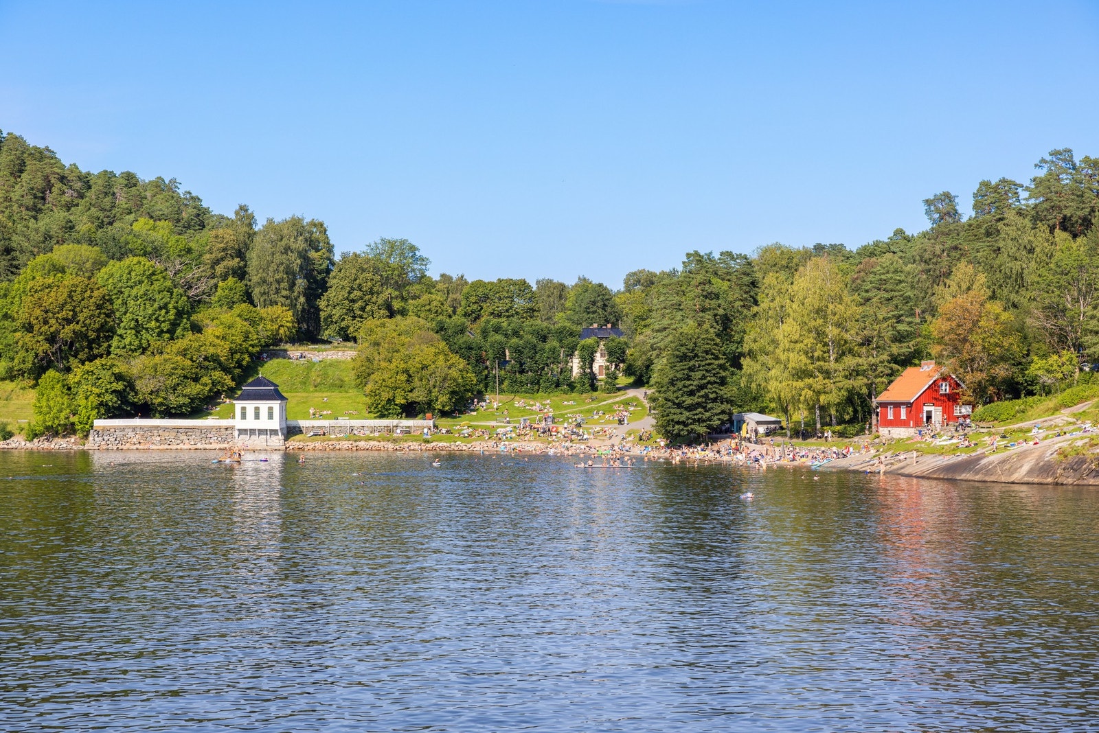 Hvervenbukta er kun få minutter unna. Her har du en kjempe fin badeplass, servering og ikke minst fine turstier langs fjorden. Galleribilde