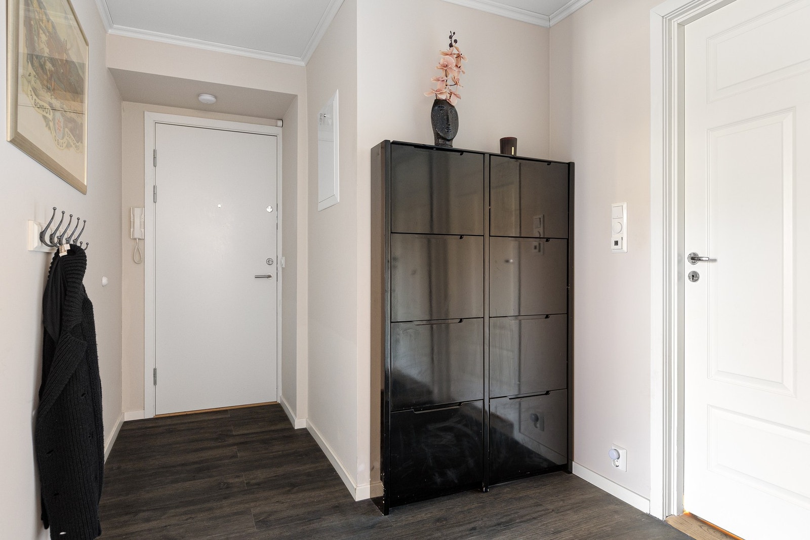 Boligen har en lys og innbydende entré som gir et godt førsteinntrykk allerede ved ankomst. Galleribilde
