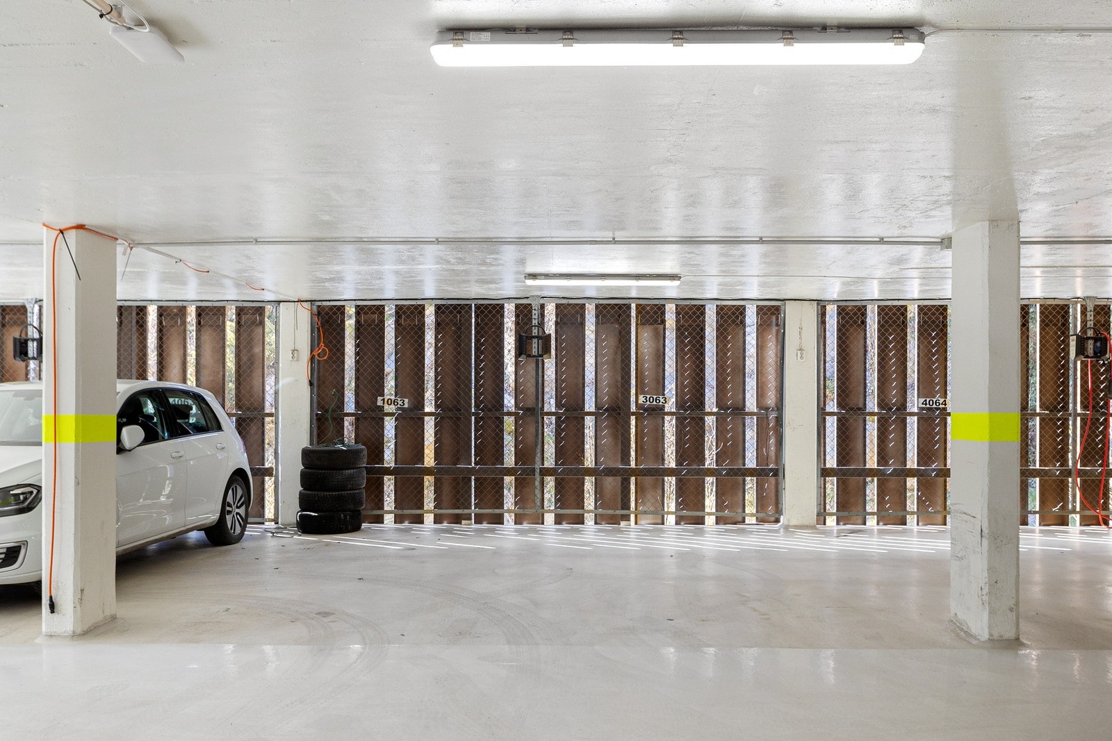 Garasjeplass i felles parkeringshus rett ved leiligheten. Galleribilde