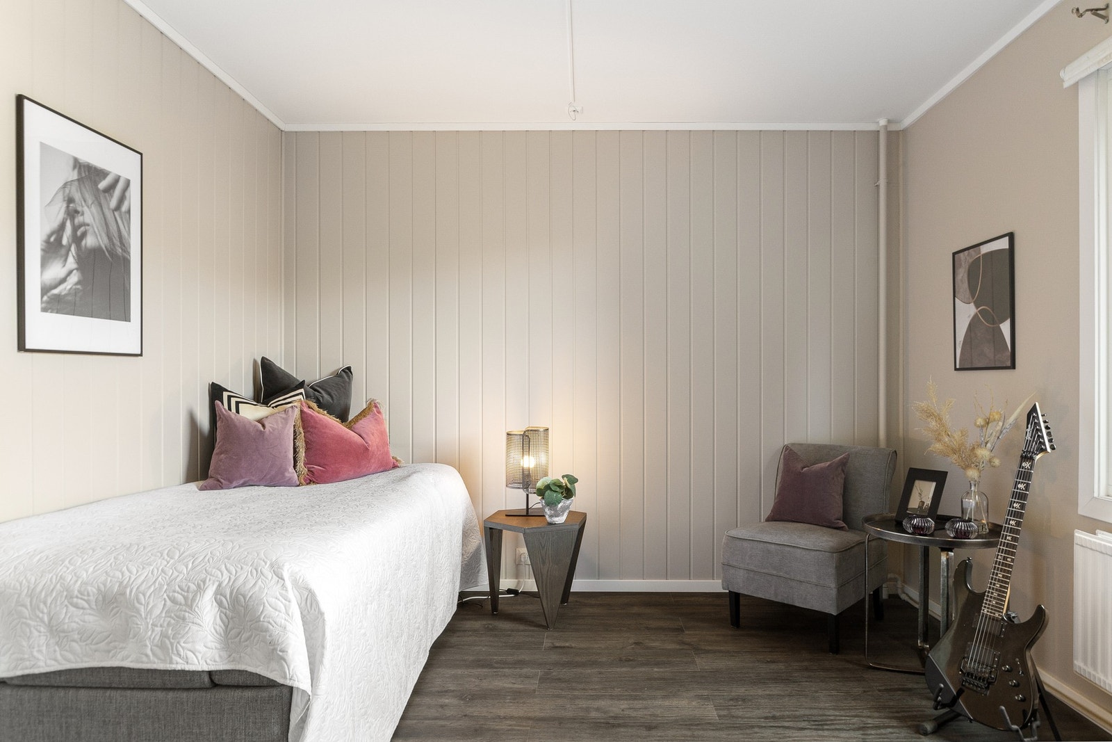 Soverom 2 er også av god størrelse og har plass til seng, nattbord, garderobeskap og annet øvrig møblement. Galleribilde