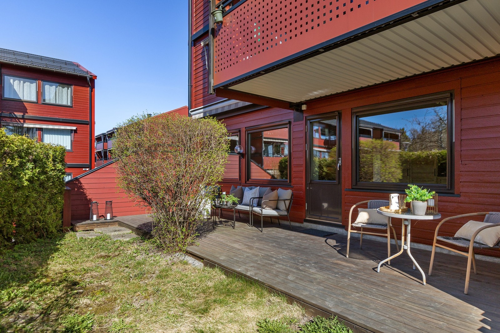 Terrasse på 22 kvm med svært gode solforhold og skjermet beliggenhet. Galleribilde