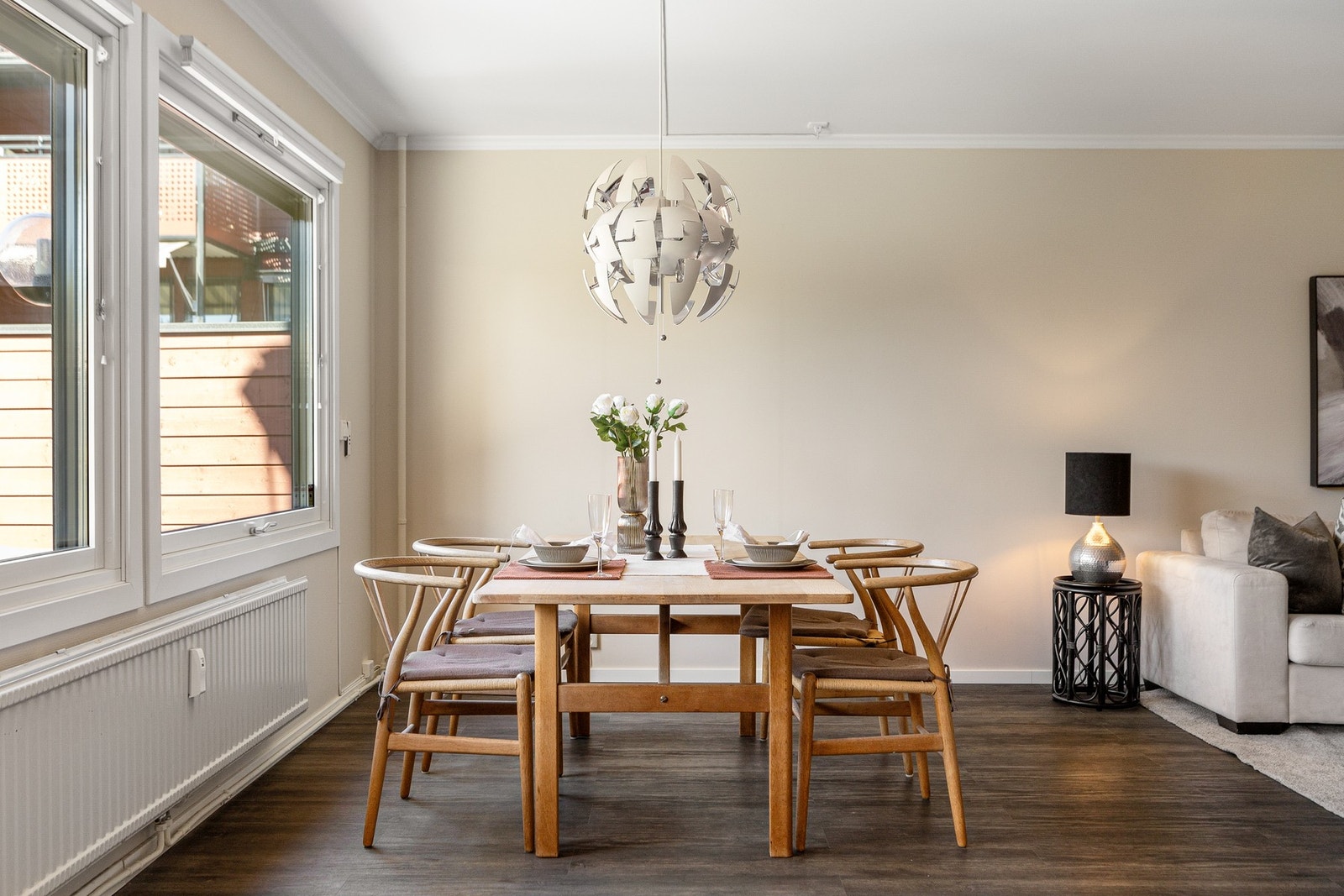 God plass til spisegruppe. Galleribilde