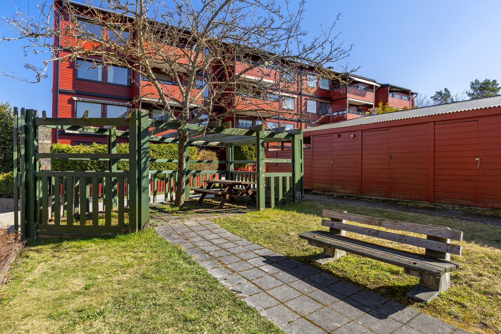 Borettslaget har pent opparbeidede grøntområder. Galleribilde