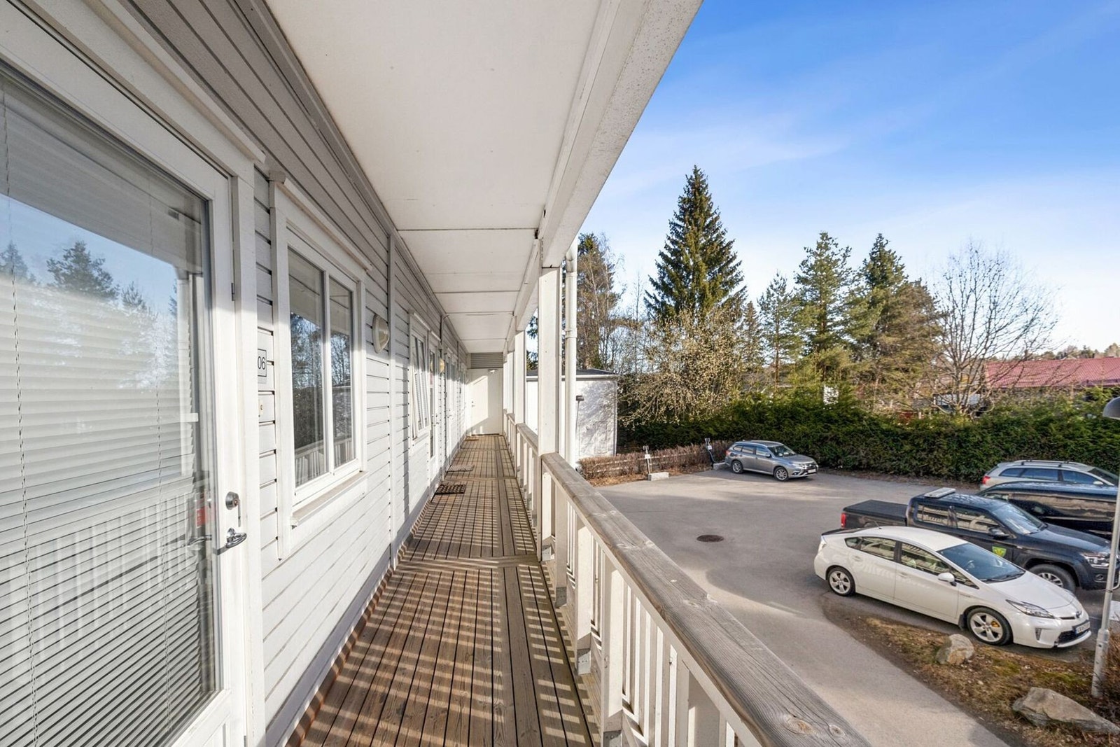 Adkomst til boligen via svalgang med overbygg. Galleribilde