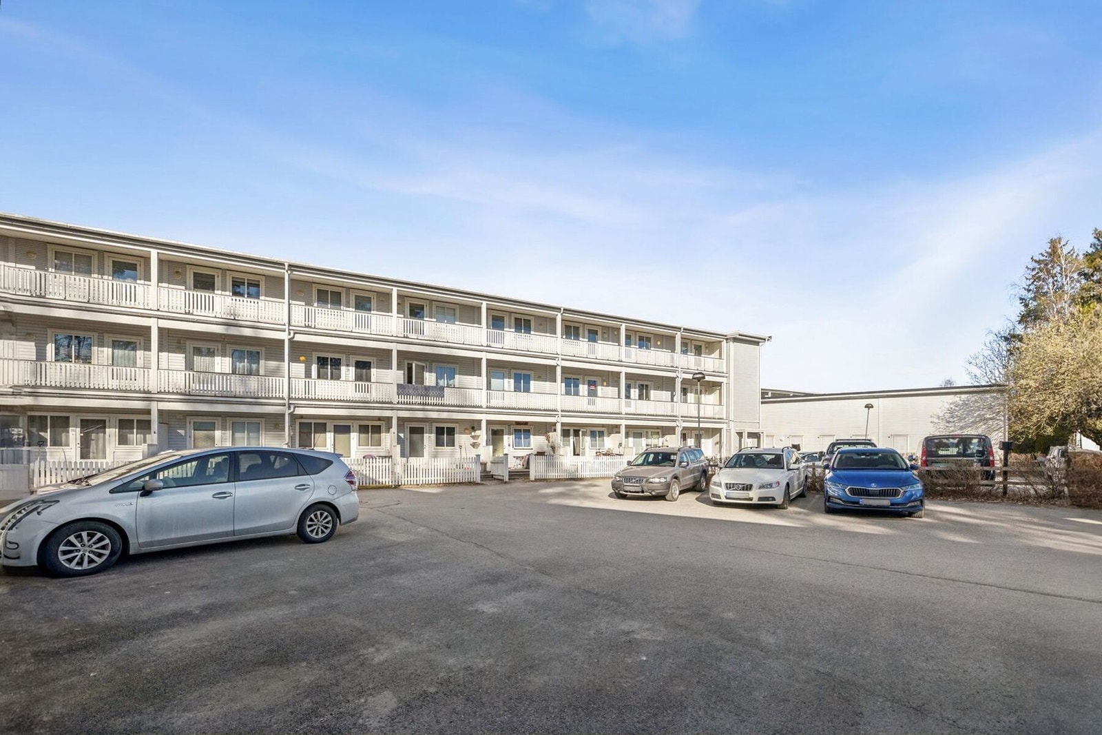 Felles biloppstillingsplass. Galleribilde