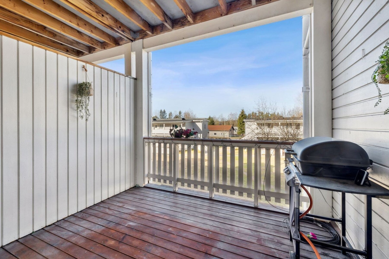 Vestvendt balkong på ca. 7 kvm - en skjermet og overbygd uteplass med ettermiddagssol og god plass til både grill og utemøbler. Galleribilde