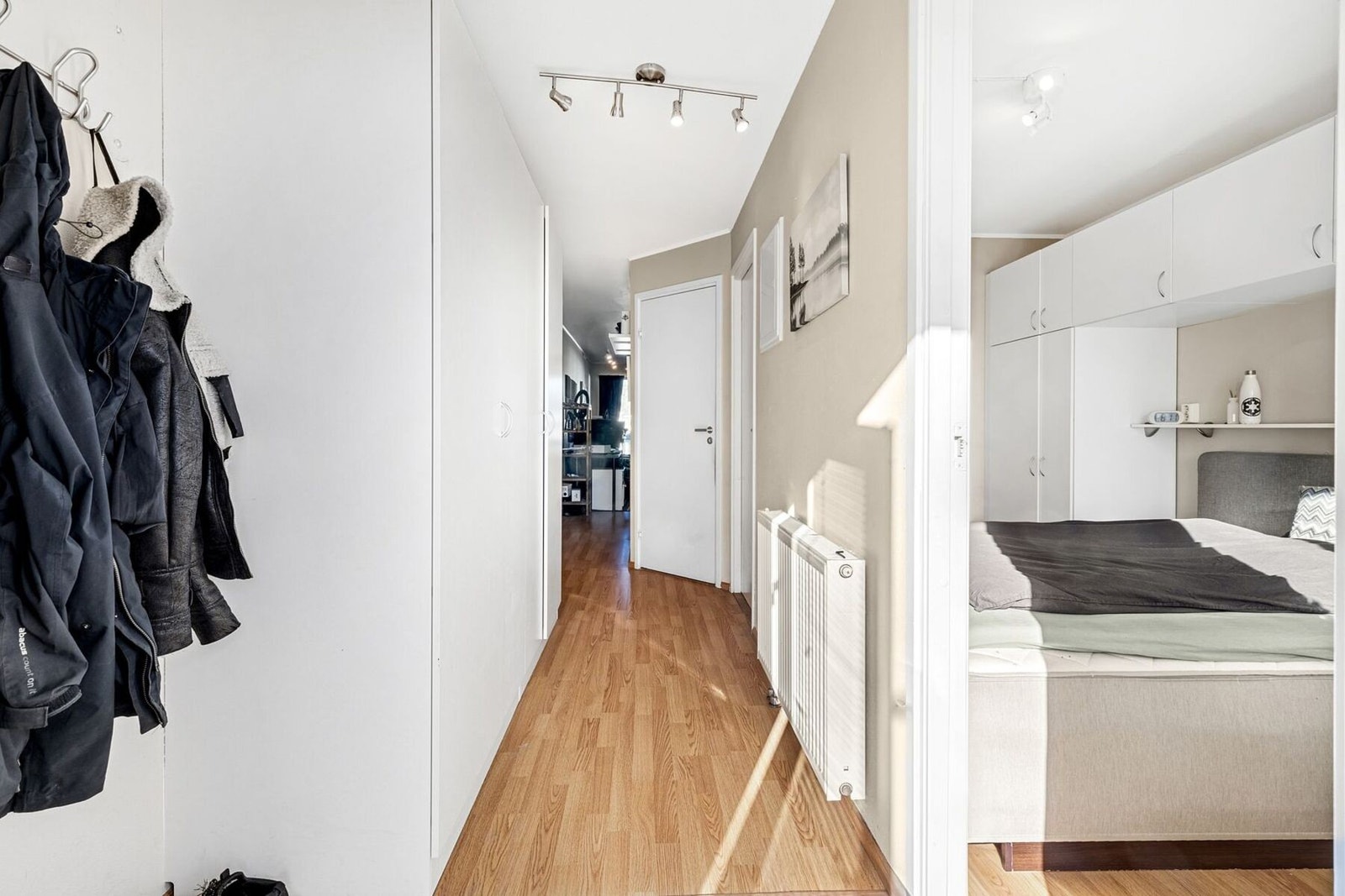 Velkommen inn! Boligen har en lys og innbydende entré med garderobeløsninger og naturlig flyt videre inn i boligen. Galleribilde