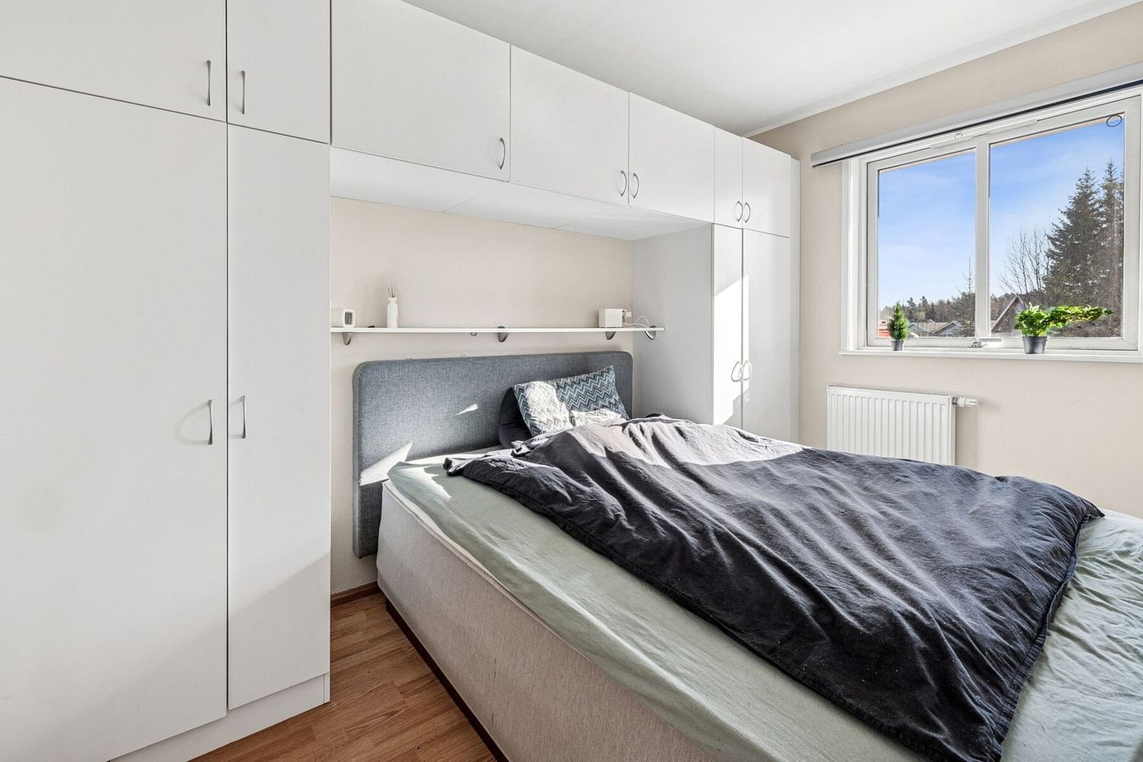 Soverommet er smart innredet med rikelig skapplass. Galleribilde