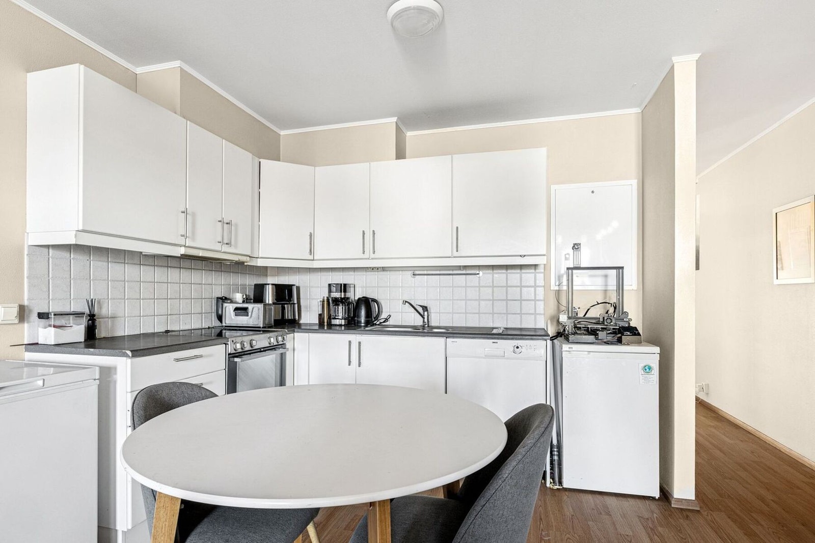 Kjøkkenet har en praktisk L-form med godt med skapplass og benkeflate. Galleribilde