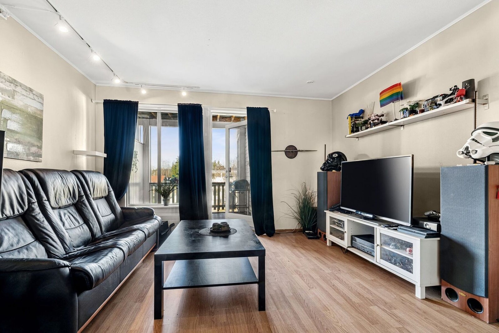 Videre finner du et lyst og romslig oppholdsrom med utgang til overbygd uteplass. Galleribilde