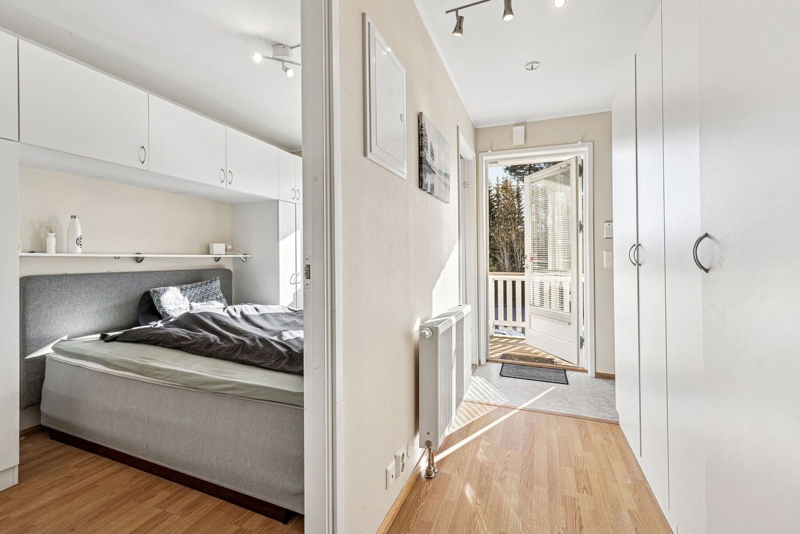 Fra entréen er det direkte adkomst til soverommet. Galleribilde